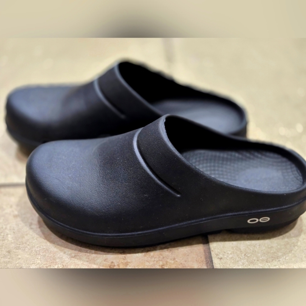 Oofas Unisex Black Clogs Size M6, W8 EU 39 Worn Once